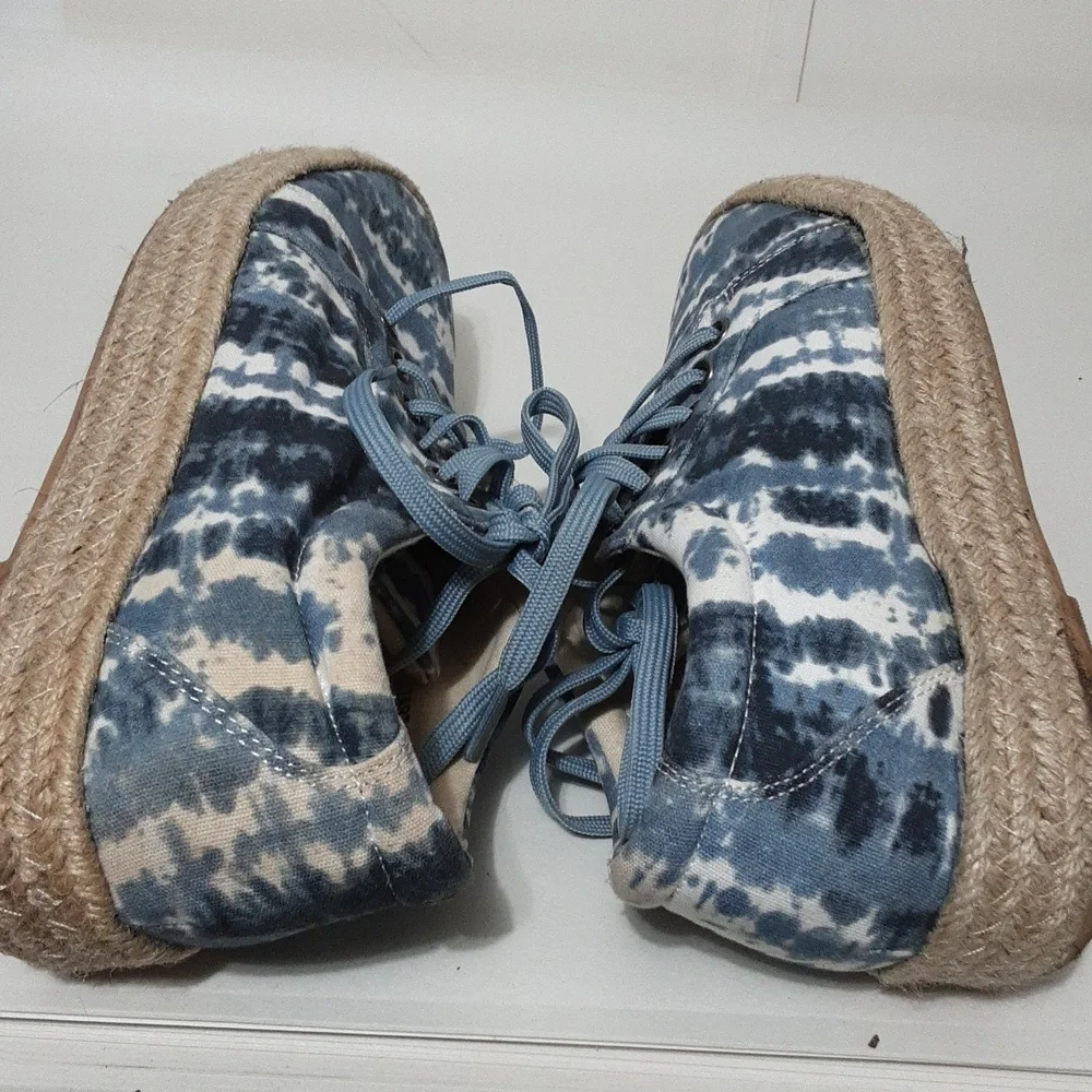 BOUTIQUE By Corkys Tart Blue/White Tie Dye Lace Up Women‎ 9